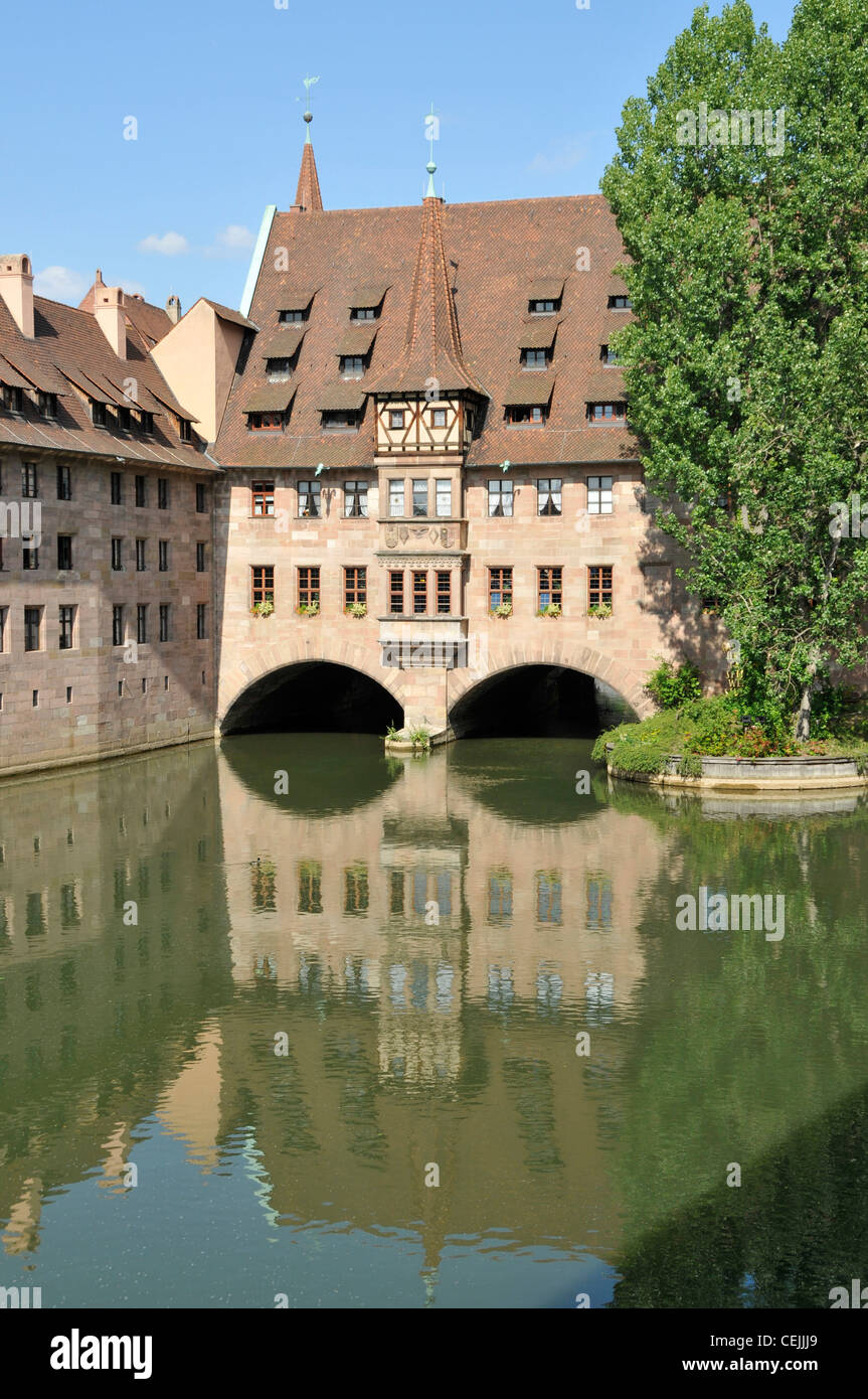 Heilig-Geist-Sital (hôpital du Saint-Esprit) sur la rivière Pegnitz à Nuremberg, Bavière, Allemagne. L'ancien hôpital et la maison de soins infirmiers ont été présentés à Banque D'Images