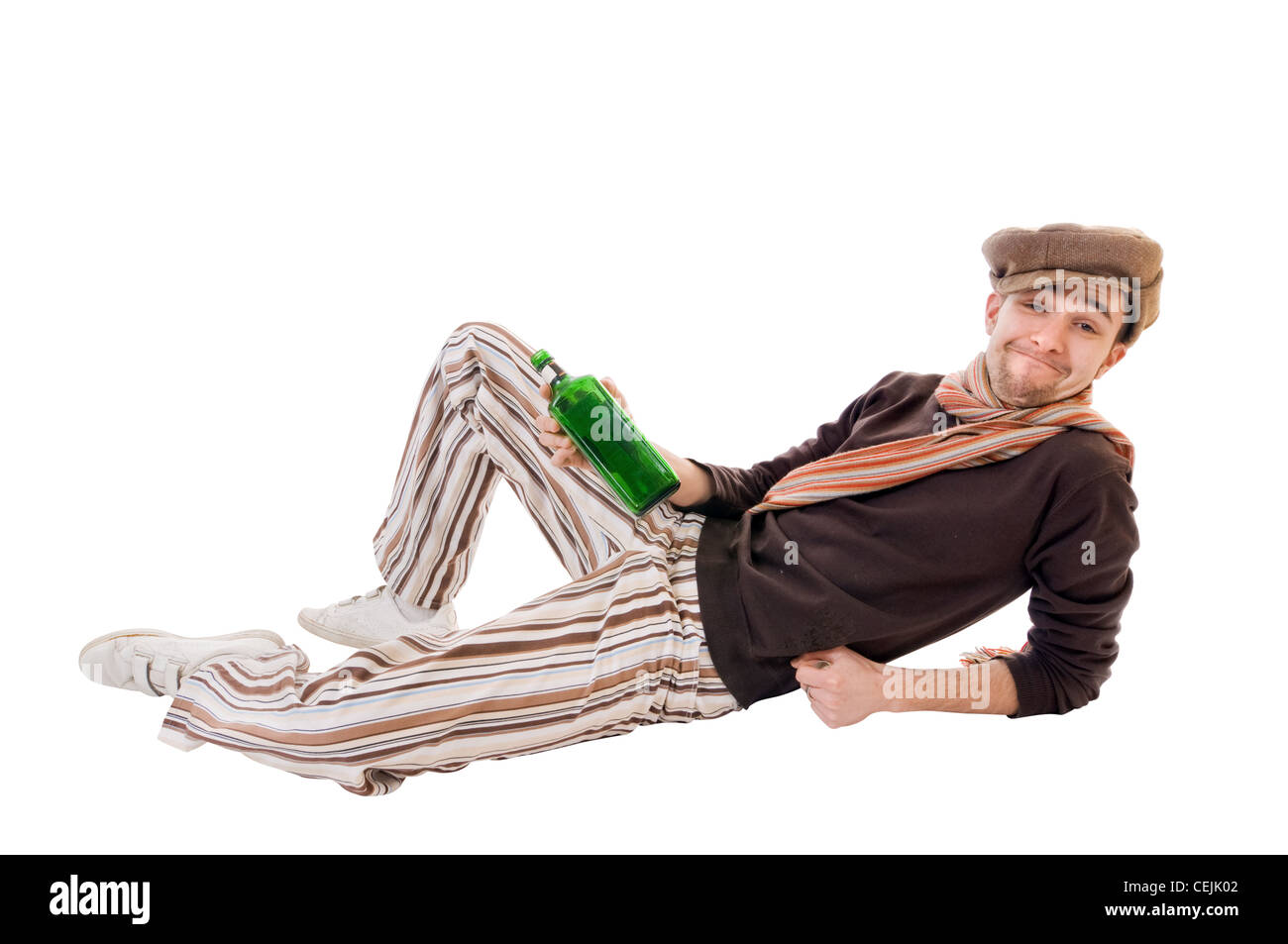 Jeune homme cool avec bouteille isolé sur fond blanc Banque D'Images