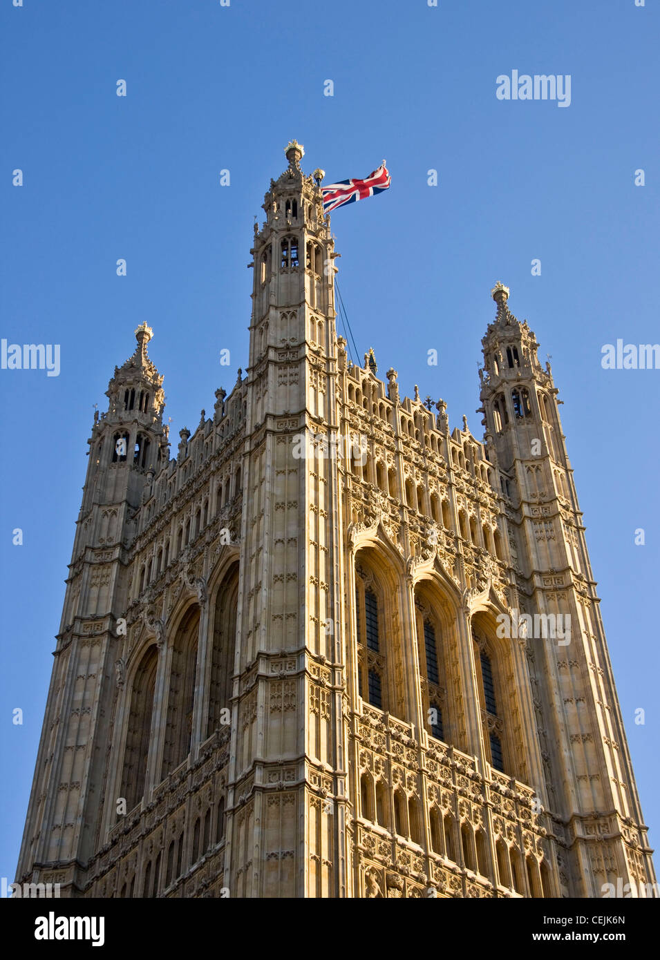 Union Jack flag flying Tour Victoria Chambres du Parlement 1 e année inscrits au patrimoine mondial de l'UNESCO Londres Angleterre Europe Banque D'Images