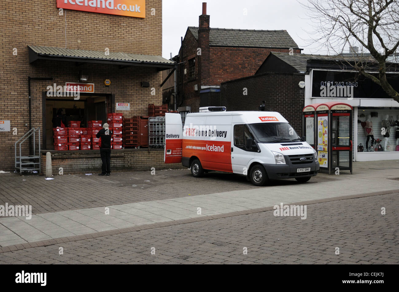 'Islande' Store baie de chargement arrière avec livraison à domicile van en cours de chargement Banque D'Images