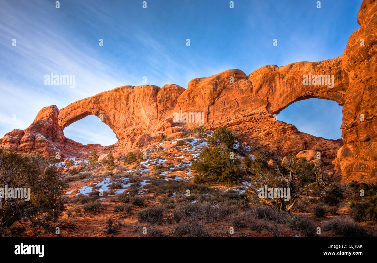 L'Amérique du Nord et du Sud sous forme d'Arches Fenêtre ouvertures dans la même fin de grès. Arches nat'l Park. L'Utah Banque D'Images