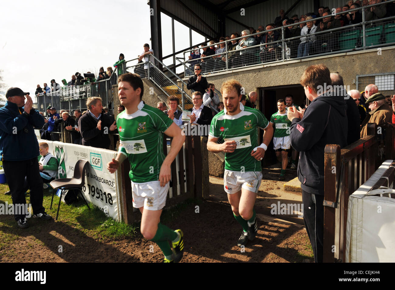 Les joueurs entrer dans le terrain pour un match de rugby, Wharfedale Rugby Union Football Club, North Yorkshire UK Banque D'Images