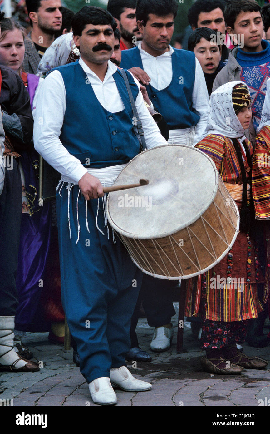Batteur turc portant Costume traditionnel turc Turquie mer Egéé Banque D'Images