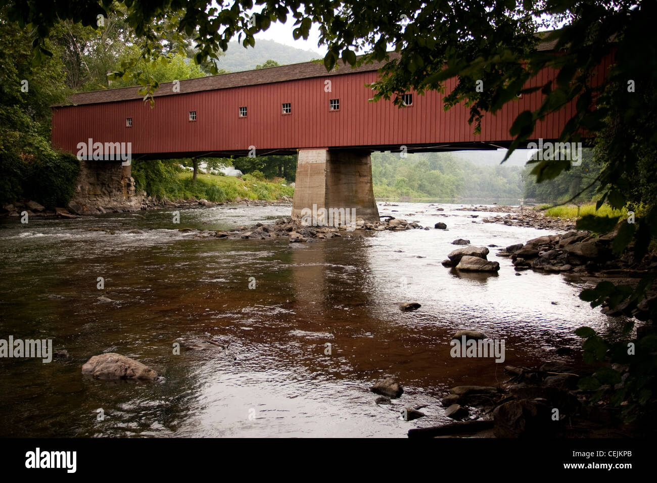Un pont couvert en Nouvelle Angleterre. Banque D'Images