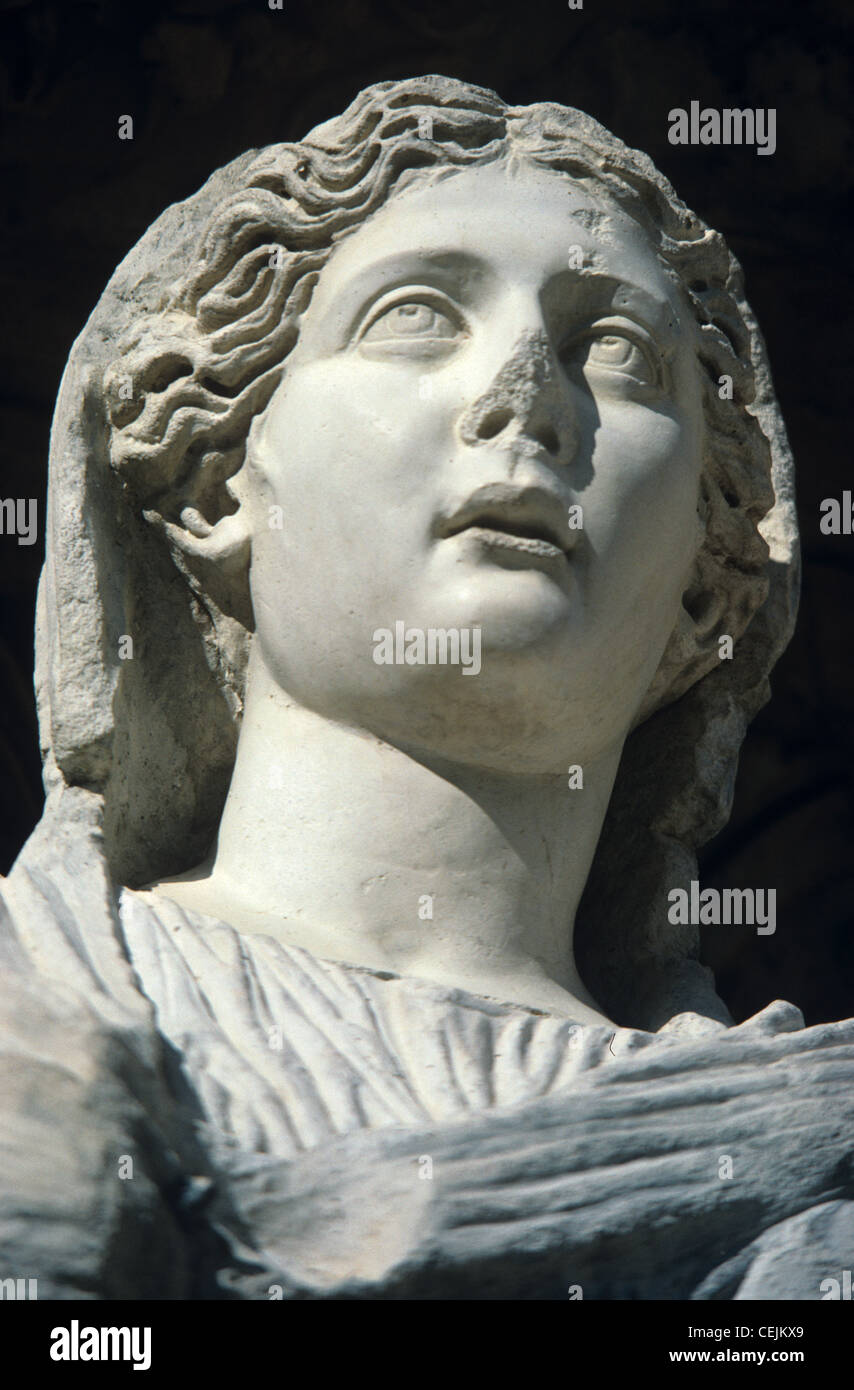 Portrait grec classique ou statue d'Arete ou de vertu, Bibliothèque de Celsus, Éphèse, Turquie Banque D'Images