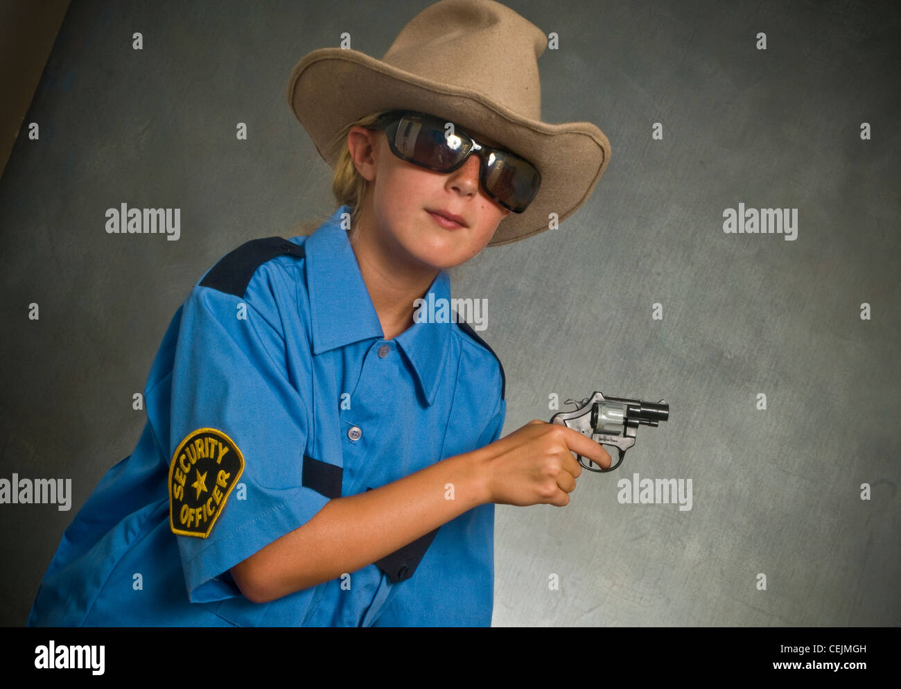 Jeune fille, chapeau de cowboy, gun, lunettes de soleil Banque D'Images