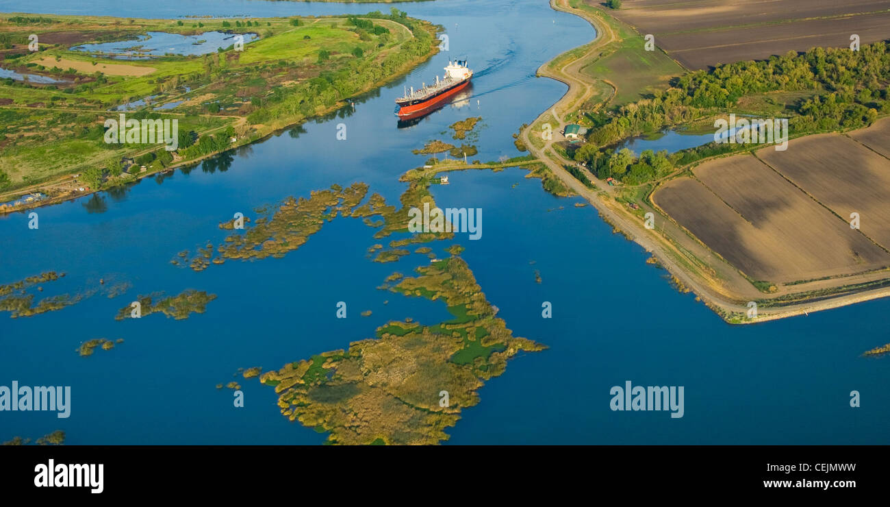 Vue aérienne d'un grain de haute mer navire qui transite sur le chenal profond dans le delta du fleuve Sacramento-San Joaquin /Californie Banque D'Images