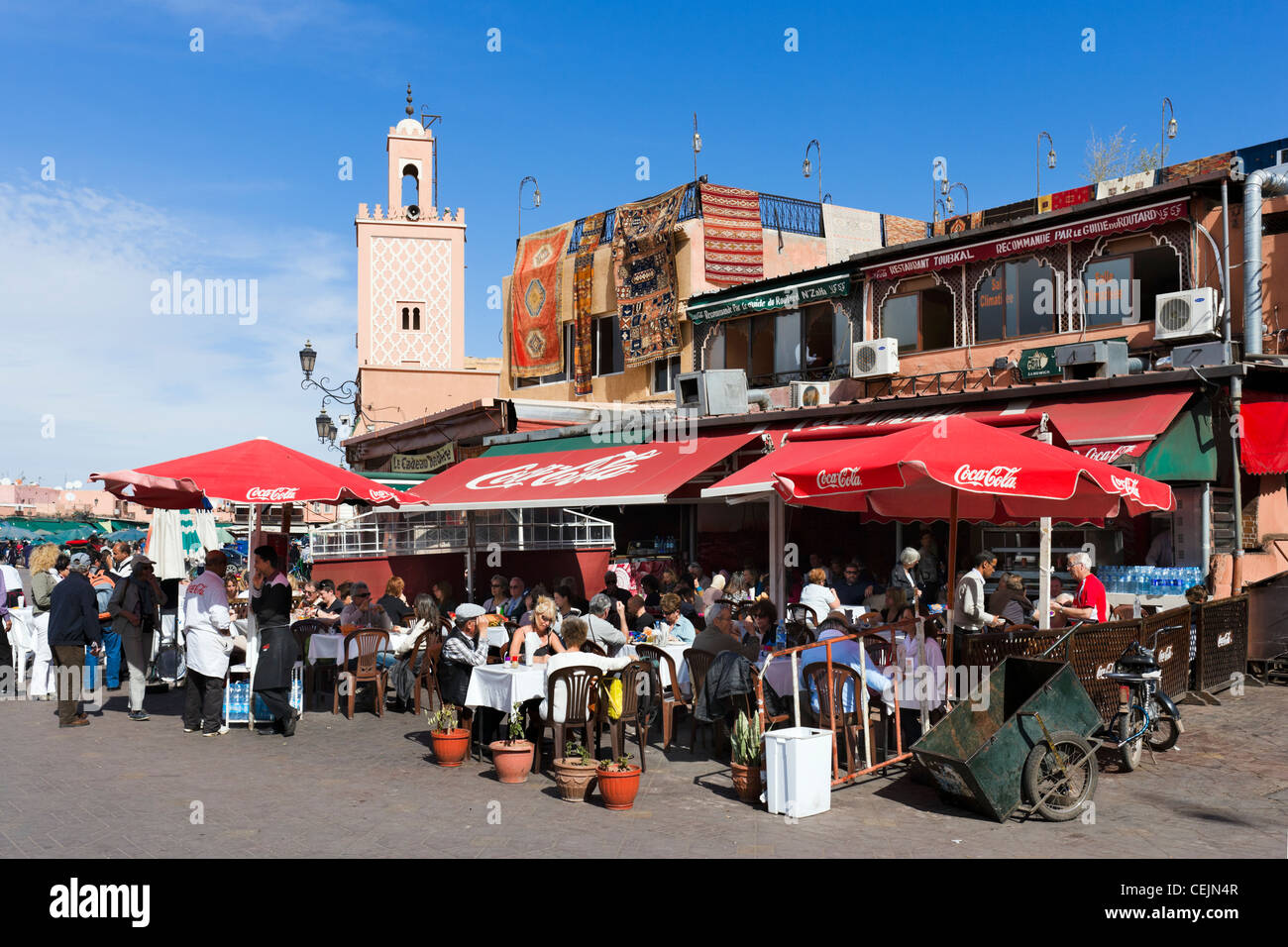 Restaurants le long du bord de Jamaa el Fna sqare, Marrakech, Maroc, Afrique du Nord Banque D'Images