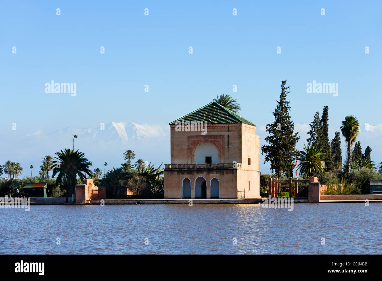 Vue sur le pavillon et piscine dans le jardins de la Ménara avec enneigés des montagnes de l'Atlas derrière, Marrakech, Maroc, Afrique du Nord Banque D'Images