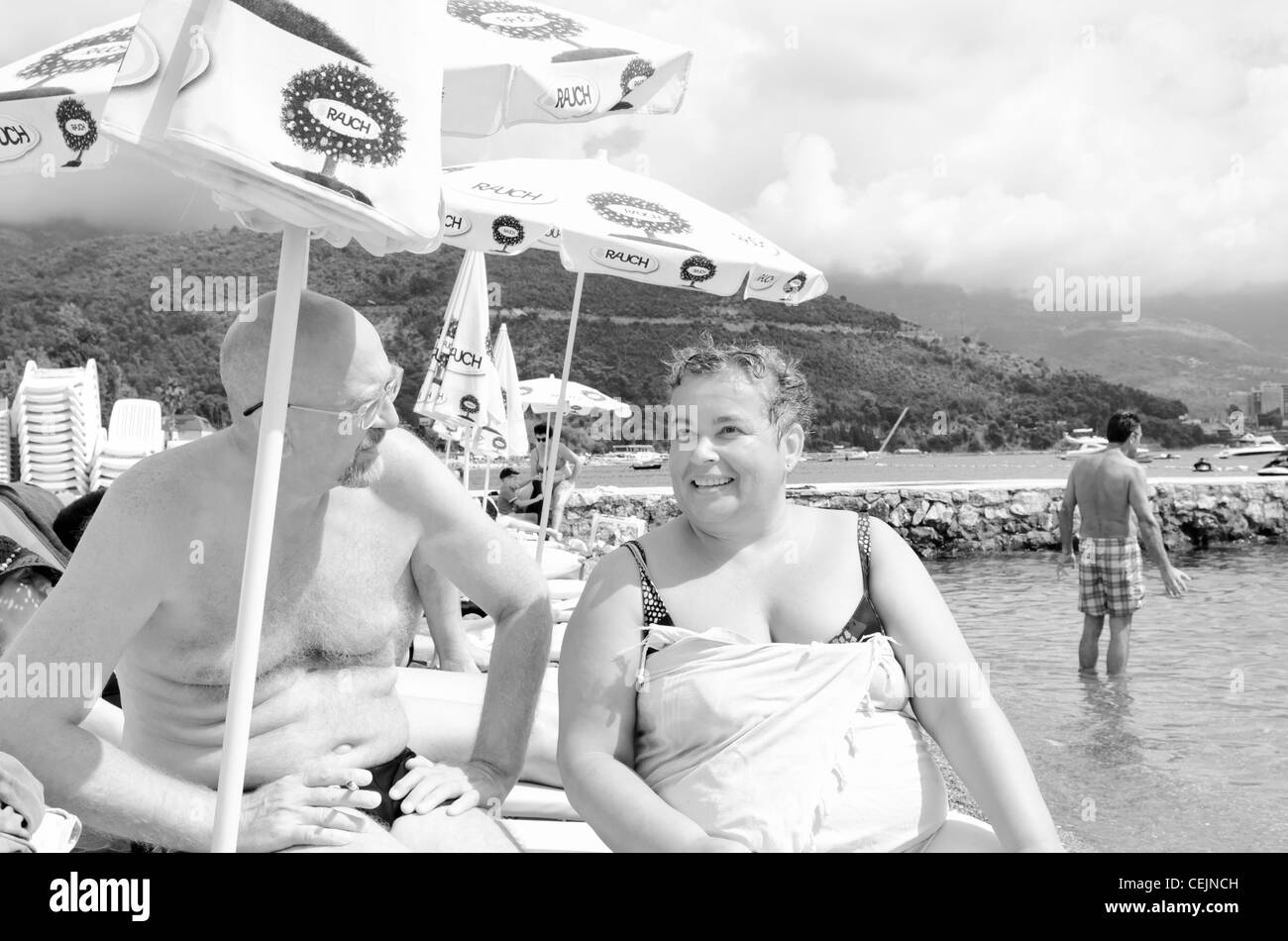 Couple d'âge moyen à la plage à Budva, Monténégro Banque D'Images