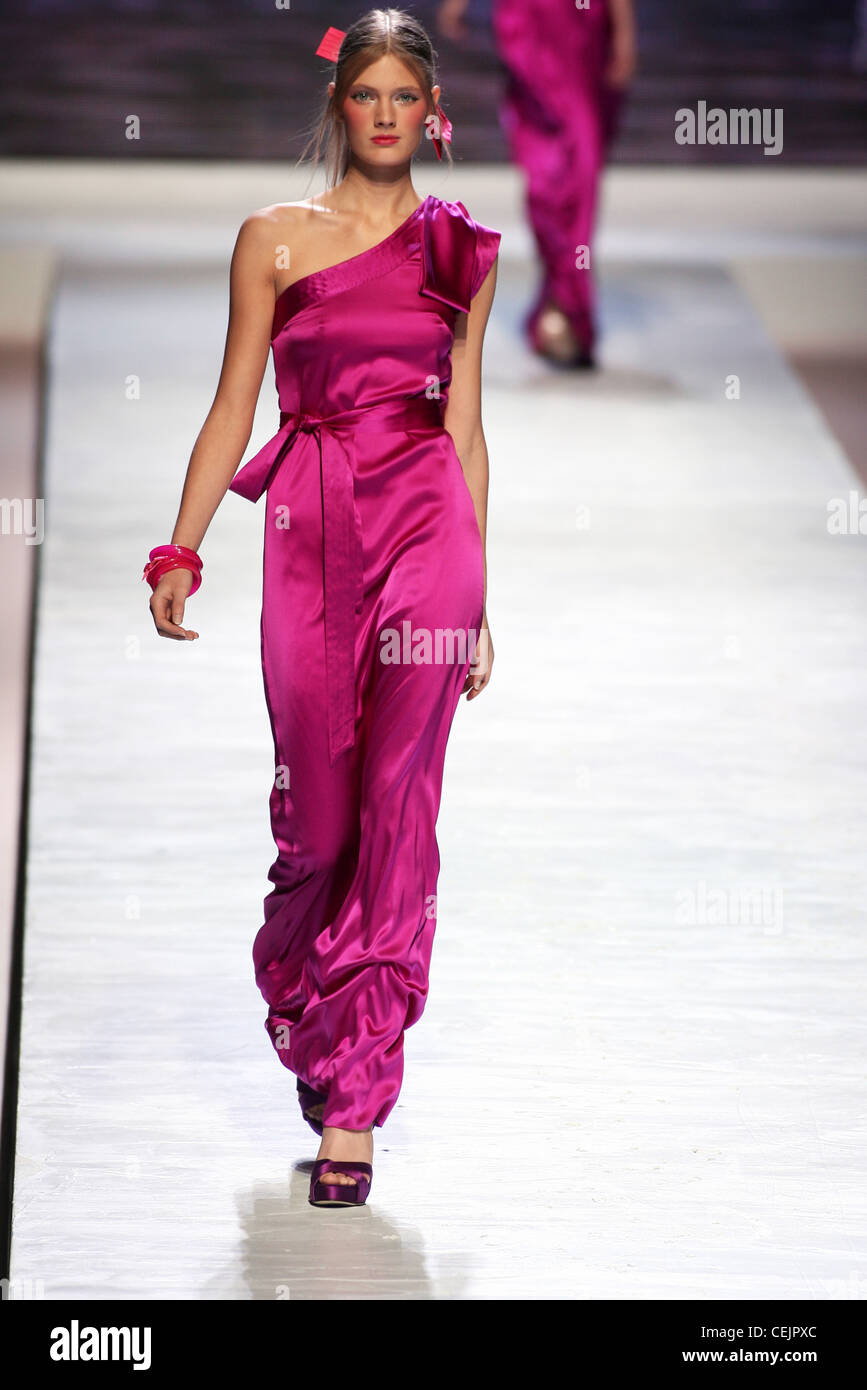 Milan Blugirl Prêt à Porter Printemps Été Mannequin portant asymétrique rose  vif, une couleur rose robe satin ceinture de satin, mauve Photo Stock -  Alamy