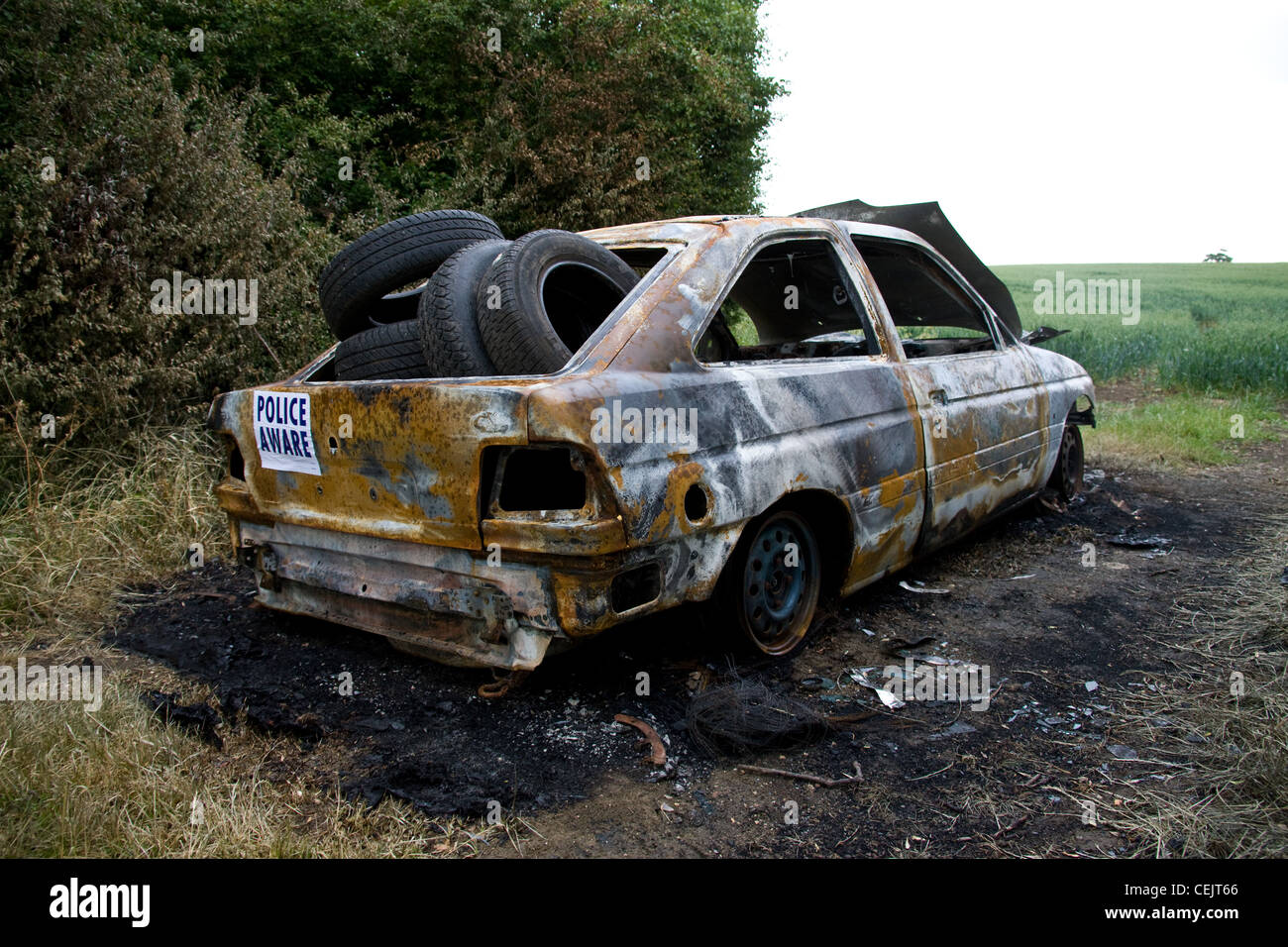 Burnt Out voiture volée dans un champ gateway,Suffolk, Angleterre. Banque D'Images