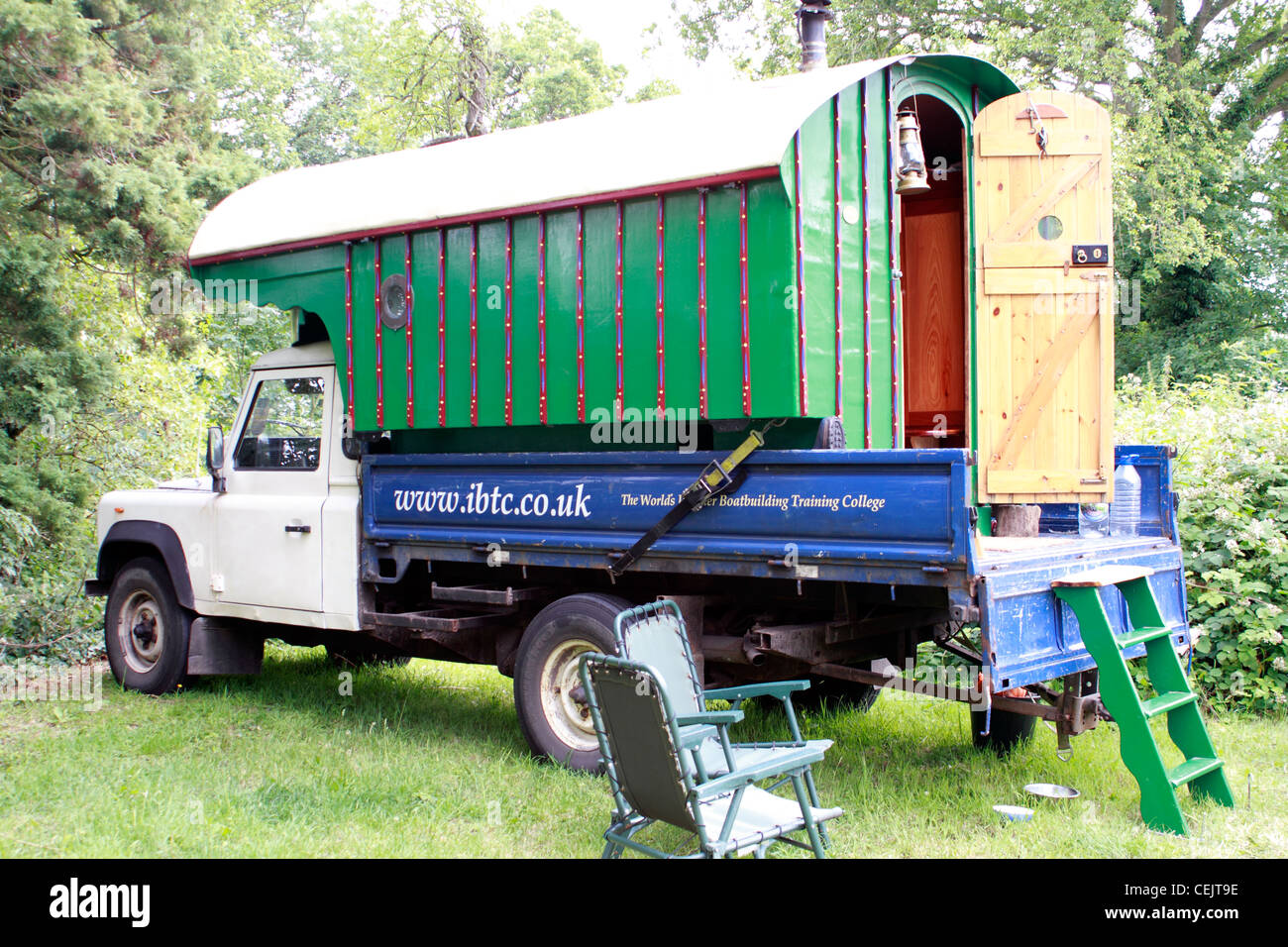 Caravane fait maison pris dans le style tzigane sur un pick up truck Banque D'Images