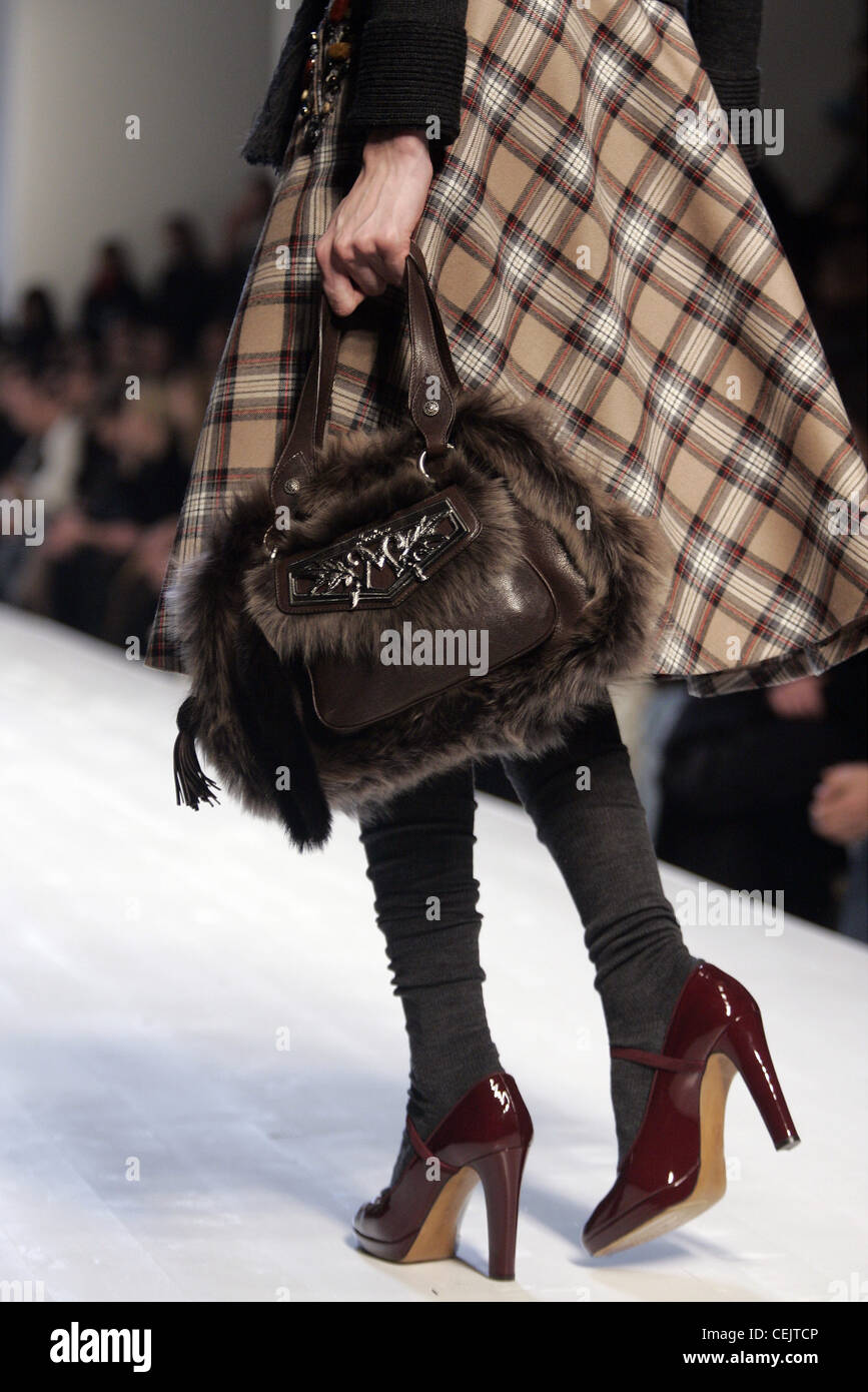 Moschino Prêt à porter un Milan W Trois quart vue arrière de l'Dvirnik Maria modèle évasé portant beige, blanc et rouge jupe de laine Banque D'Images