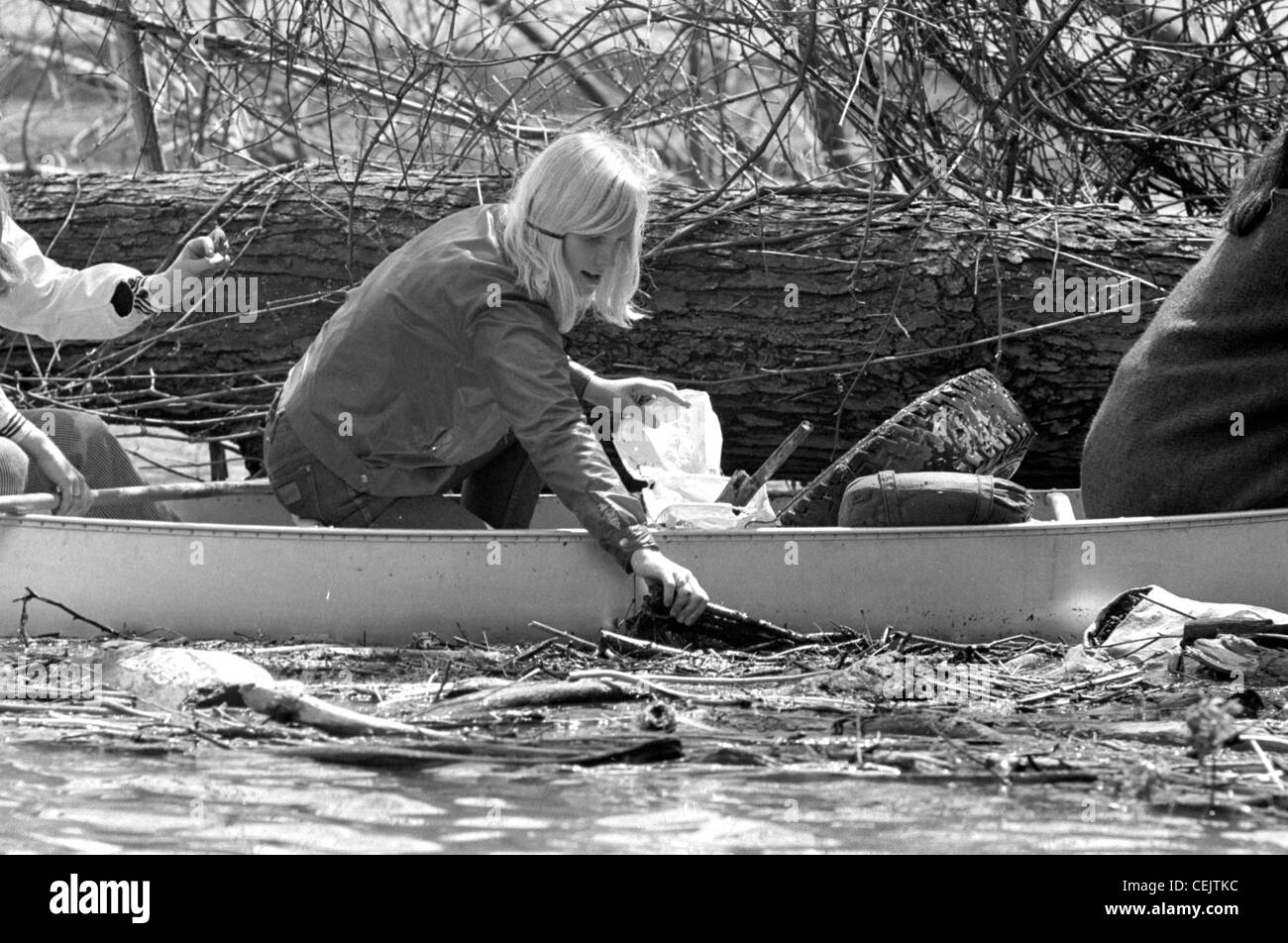 Girl Scout en canoë, préparation à la propreté de la rivière Potomac, pendant la Semaine de la Terre, 1970 Banque D'Images