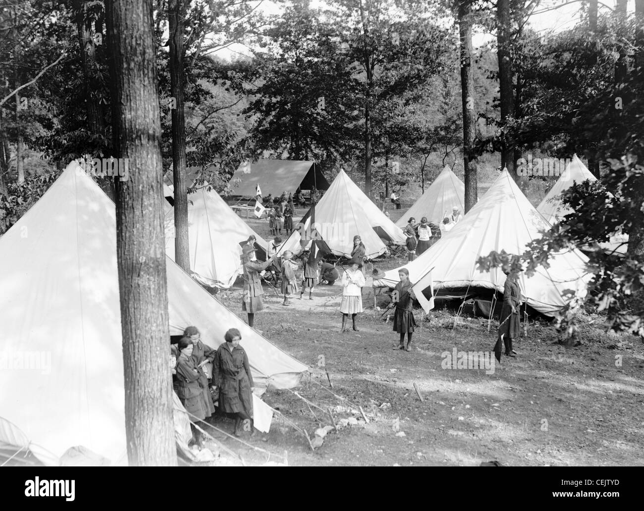Scout scouting tent Banque d'images noir et blanc - Alamy