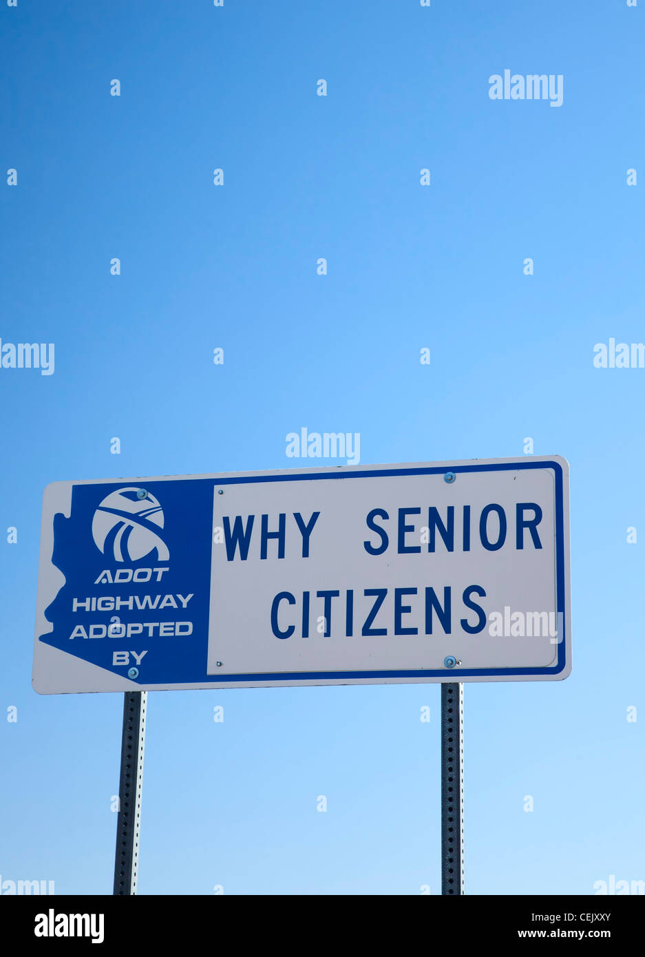 Pourquoi, en Arizona - un signe proclame qu'un tronçon d'une autoroute de l'Arizona a été adopté par la raison pour laquelle les personnes âgées. Banque D'Images