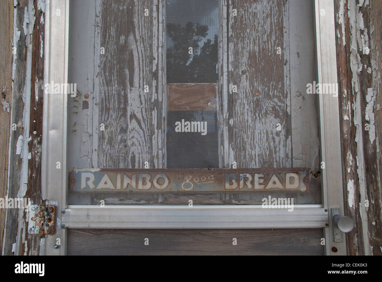 "Rainbo bon pain peut encore être vu sur la porte d'entrée d'une ancienne épicerie à Fort Sumner, Nouveau Mexique. Banque D'Images
