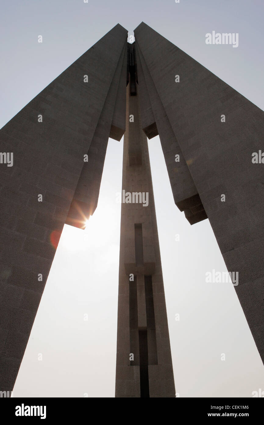 Bien éclater derrière arches de héros autochtones War Memorial, Shanghai, Chine Banque D'Images