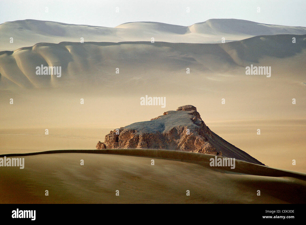 Le grès et le sable en dunes dans le désert du Sahara. Banque D'Images