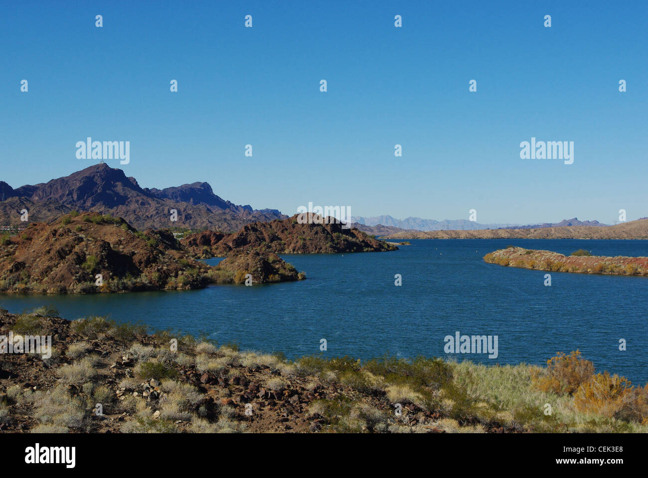 Lake Havasu et montagnes près de Parker Dam, Arizona Banque D'Images