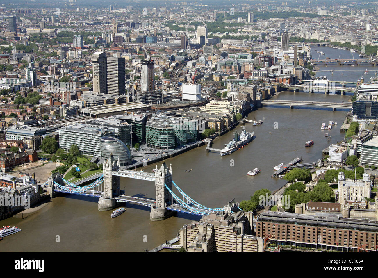 Image aérienne de vue à l'ouest depuis Tower Bridge, en face de la rive sud de la Tamise, Londres, Royaume-Uni Banque D'Images