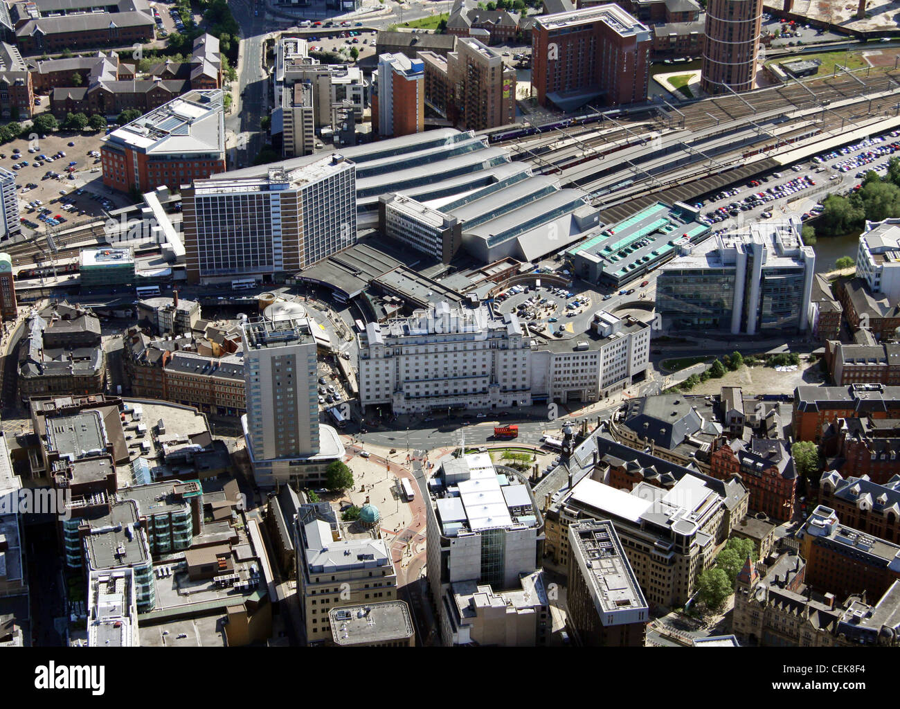 Image aérienne de la gare de Leeds et de la place de la ville depuis le nord en regardant Park Row Banque D'Images