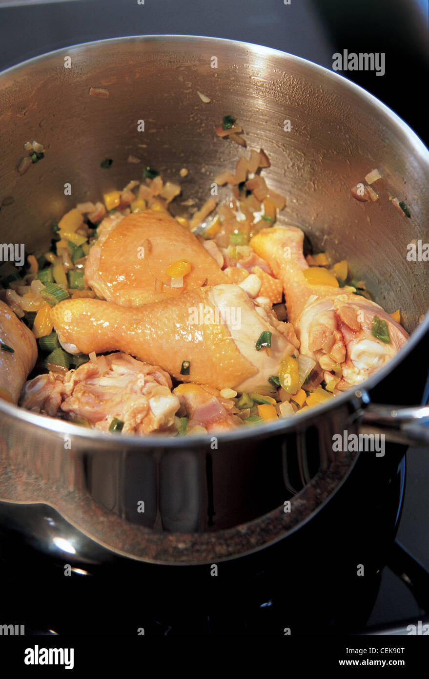 D'étape par étape et de la saucisse de poulet gumbo' L'ÉTAPE : une grande casserole de poulet avec légumes et saucisses Banque D'Images