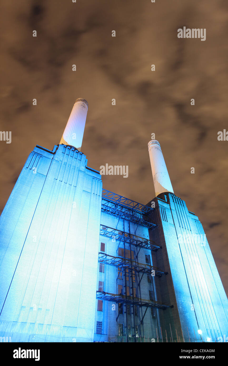Battersea Power Station dans la nuit illuminée par des projecteurs Banque D'Images
