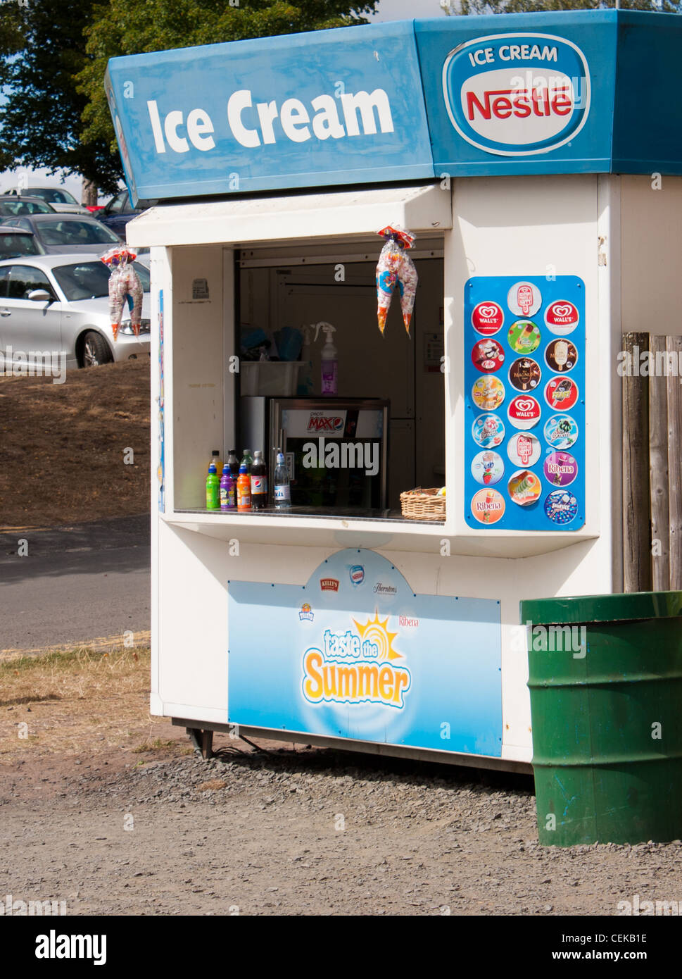 Un kiosque de icecream près de la mer idéal pour l'achat de glaces dans le soleil de l'été tandis que sur les vacances en famille Banque D'Images