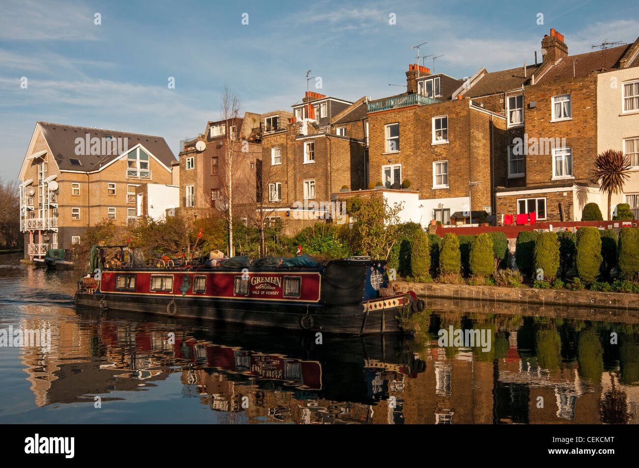 Péniche sur le Canal Grand Union, Maida Vale, Londres, Angleterre, Royaume-Uni Banque D'Images