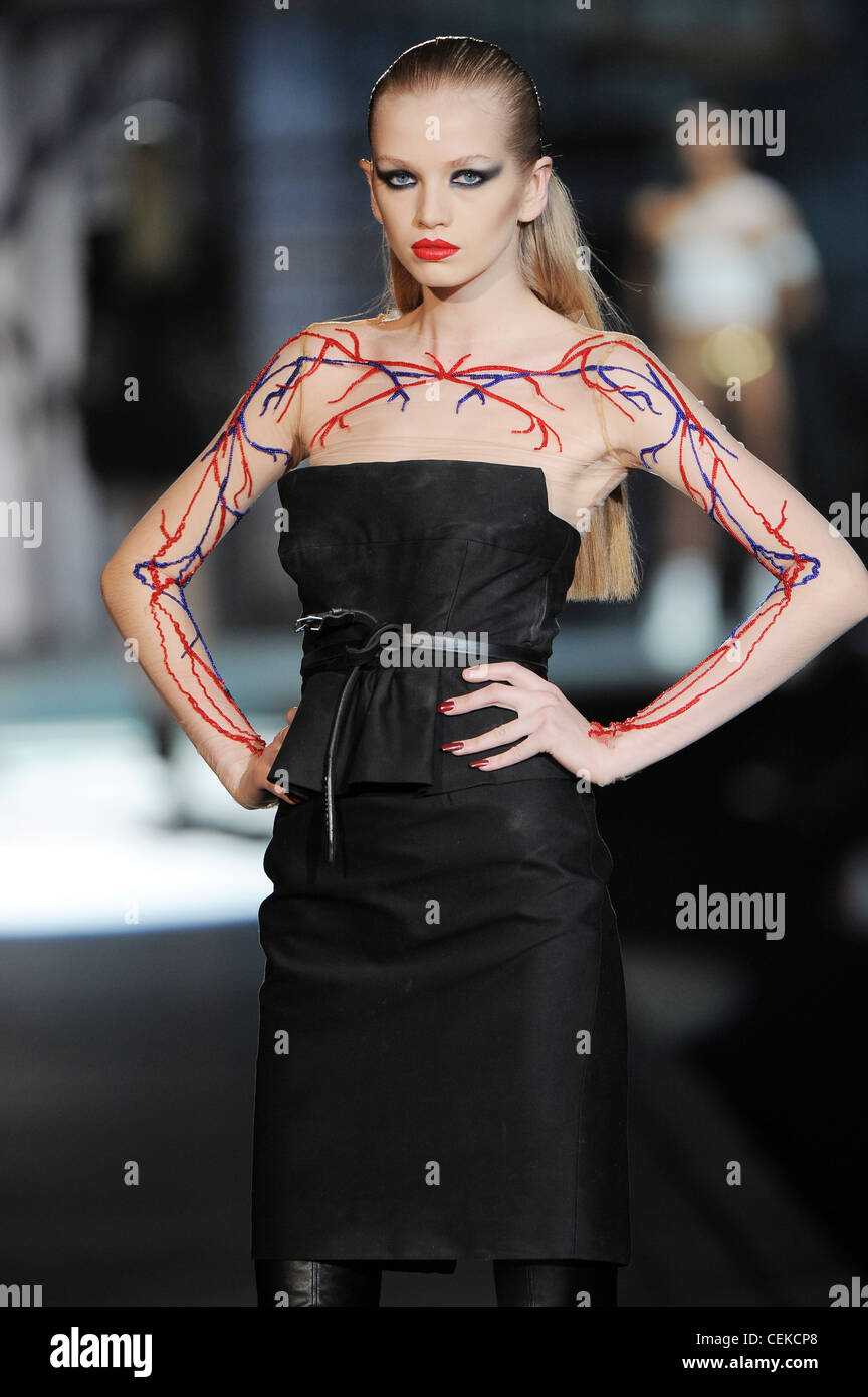 DSquared Milan Prêt à Porter Automne Hiver Voir par dessus les veines  rouges et bleues sur la poitrine et aux bras, haut bustier noir, ceinture  noire Photo Stock - Alamy