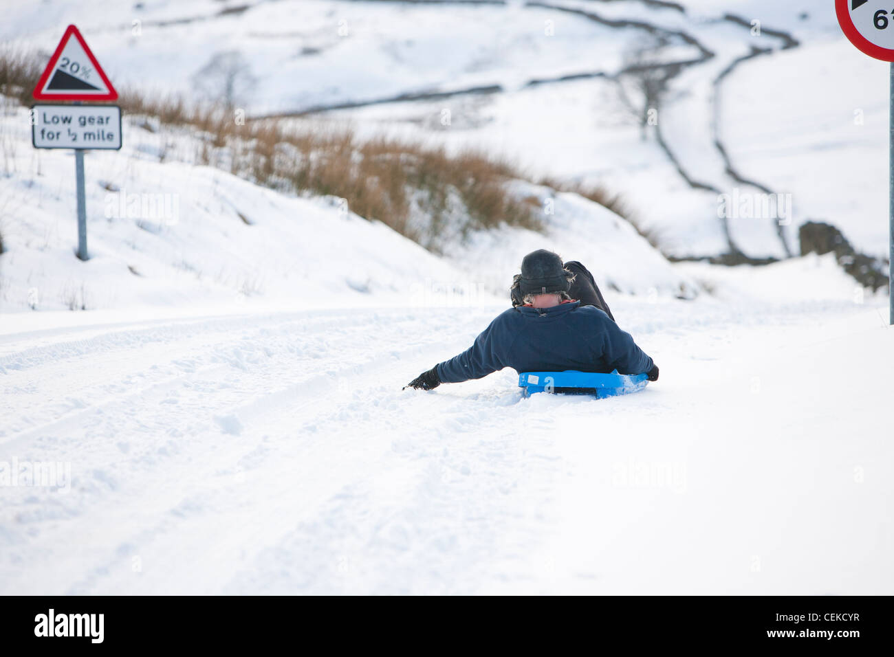 Un homme de la luge en bas du sommet de la puce dans le Lake District, UK Banque D'Images