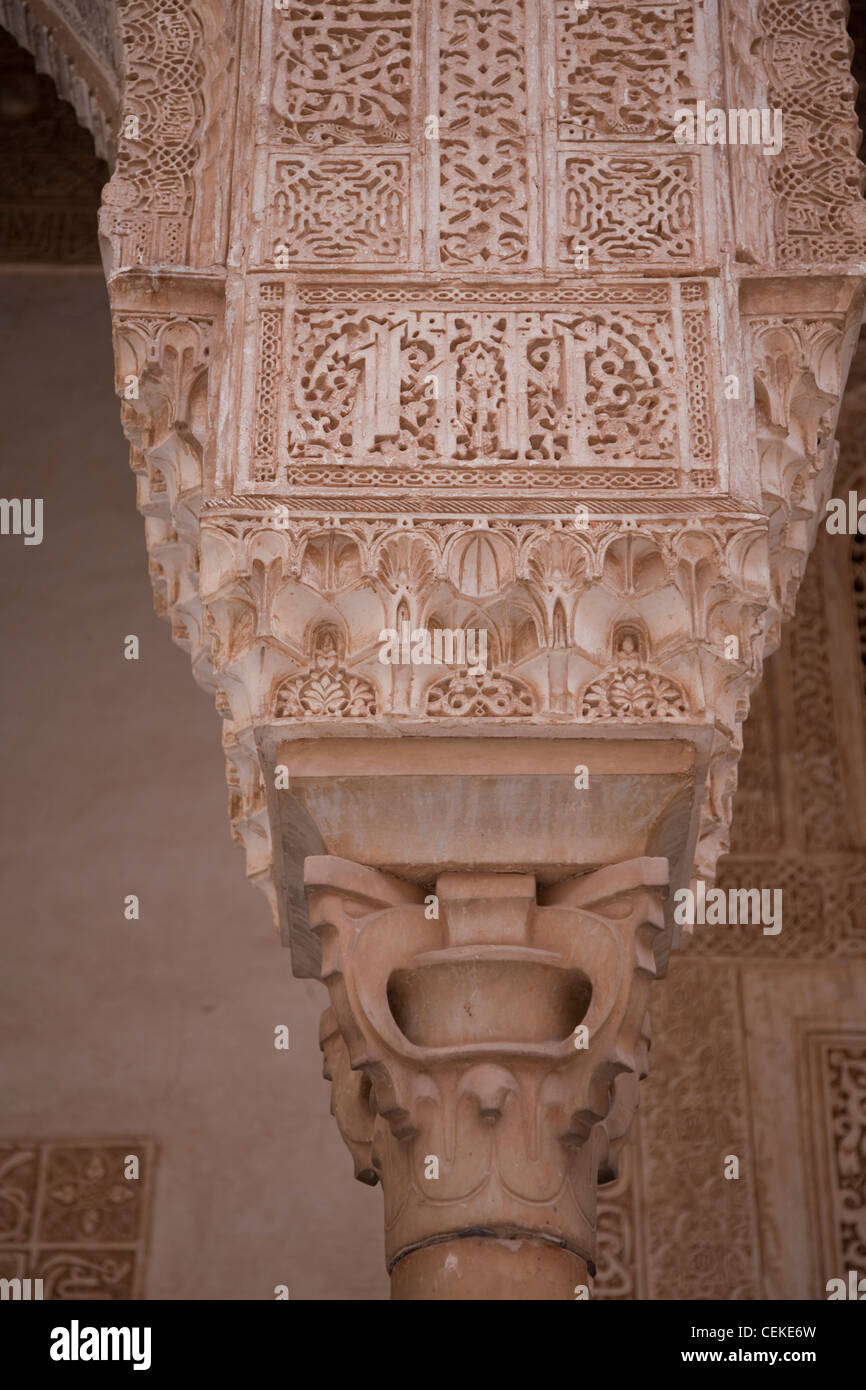 Plusieurs palais Palais Nasrides connectés ensemble de décoration de chambre d'or attribuée Muhammad V fenêtre principale colonne centrale Banque D'Images