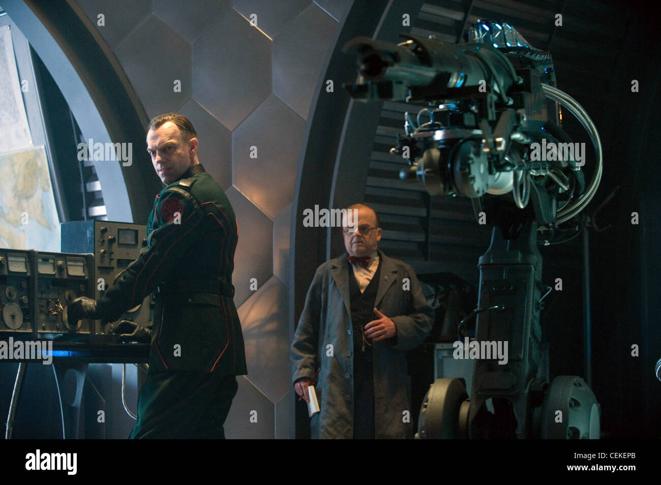 CAPTAIN AMERICA LE PREMIER AVENGER (2011), Hugo Weaving, TOBY JONES JOE JOHNSTON (DIR) 021 COLLECTION MOVIESTORE LTD Banque D'Images