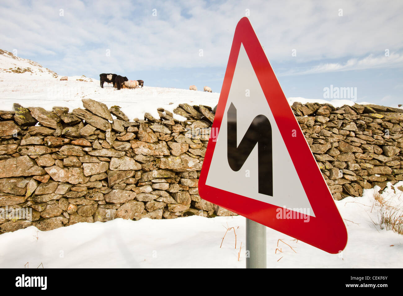 Un panneau routier sur la puce dans la neige, Lake District, UK. Banque D'Images