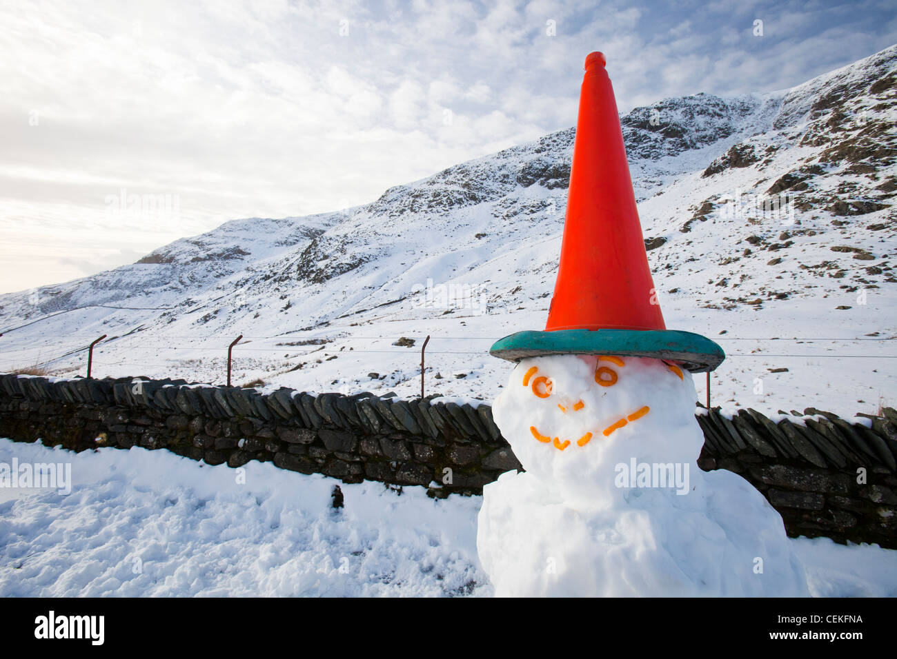 Un bonhomme de neige sur la puce dans le Lake District, UK. Banque D'Images