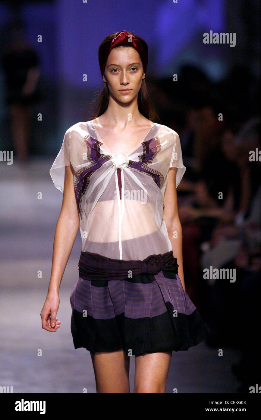 Prada Milan Prêt à porter printemps été femme à motifs portant sur chemisier  blanc transparent dentelle top et violet Photo Stock - Alamy