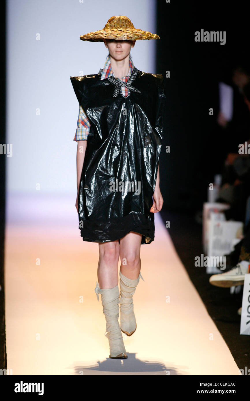 Alexandre Herchovitch New York Prêt à Porter Automne Hiver Alexander Rachel Modèle portant un chapeau à large chapeau en paille, vérifié Banque D'Images