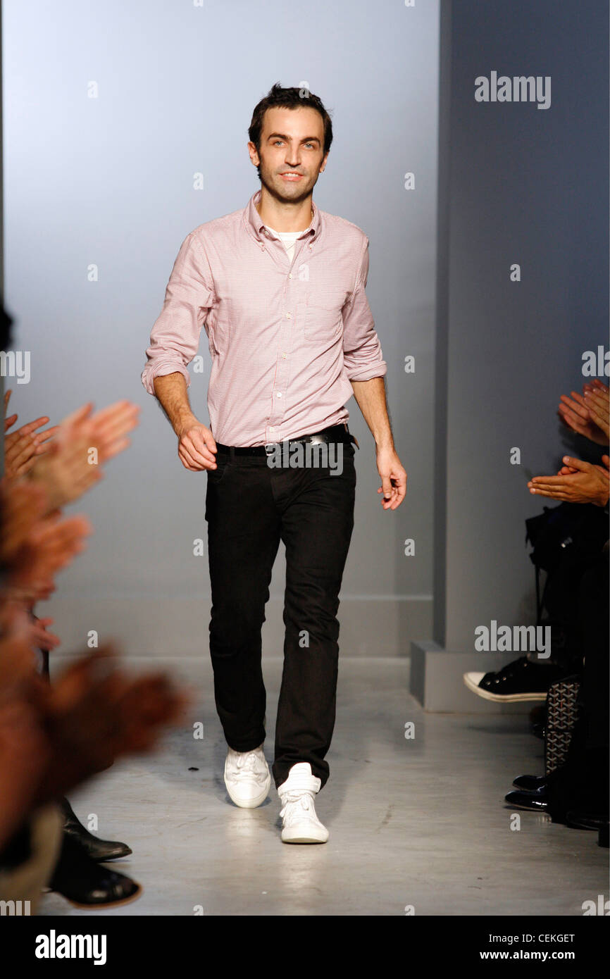 Balenciaga Paris Prêt à Porter Printemps Été Designer Nicolas Ghesquiere  vêtu de noir jeans et chemise rose sur la piste de marche Photo Stock -  Alamy