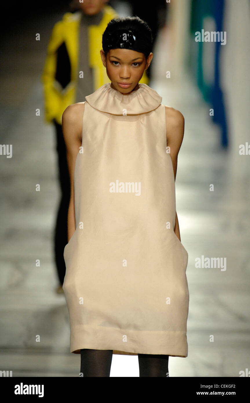 Phillip Lim New York Prêt à Porter Automne Hiver modèle américain Chanel  bandeau noir, le port ostréicole de couleur sans manches Photo Stock - Alamy