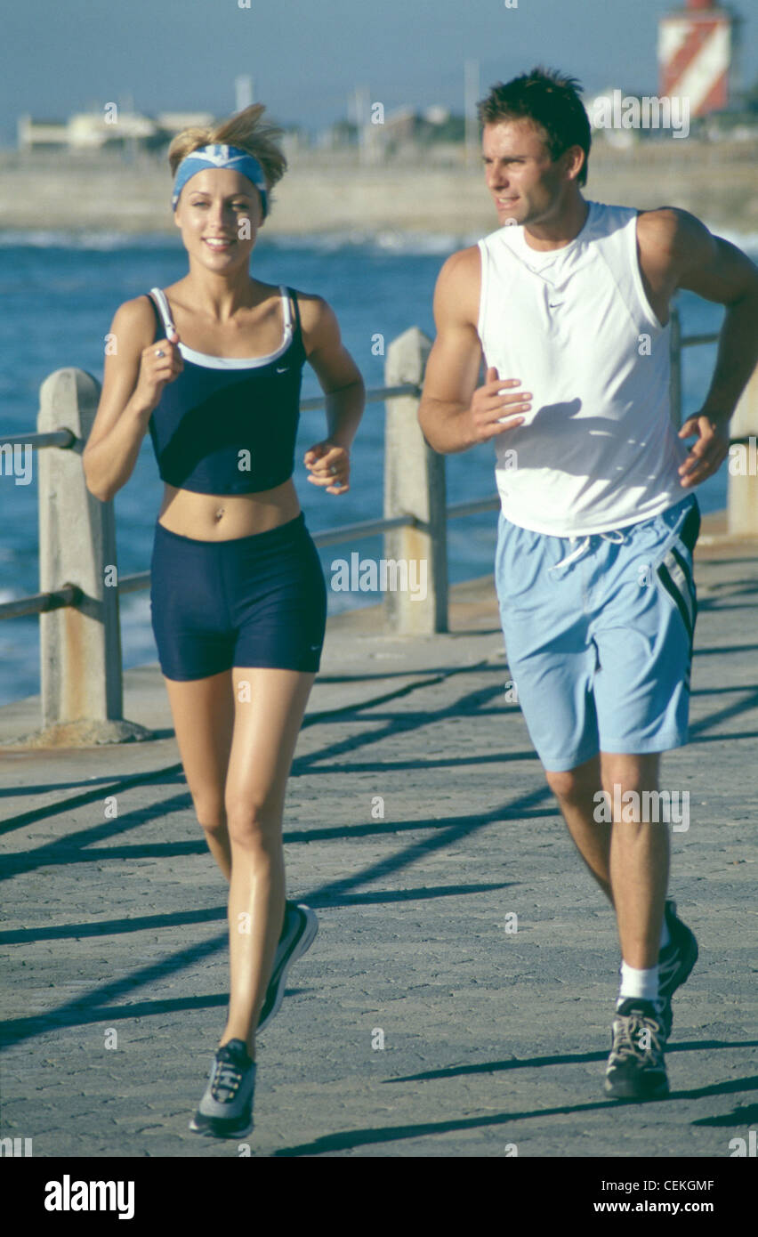 Femme cheveux blonds courts short bleu marine bleu marine top cropped beige plus haut soutien gorge serre tete bleu homme sombre court Photo Stock Alamy
