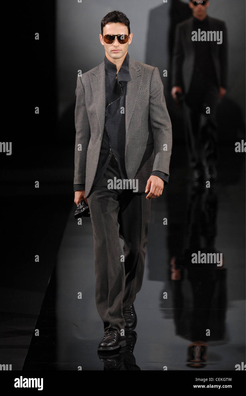 Giorgio Armani Milan collection Prêt à Porter Automne Hiver modèle masculin  portant des nuances et teinté gris costume veste à motifs plus Photo Stock  - Alamy