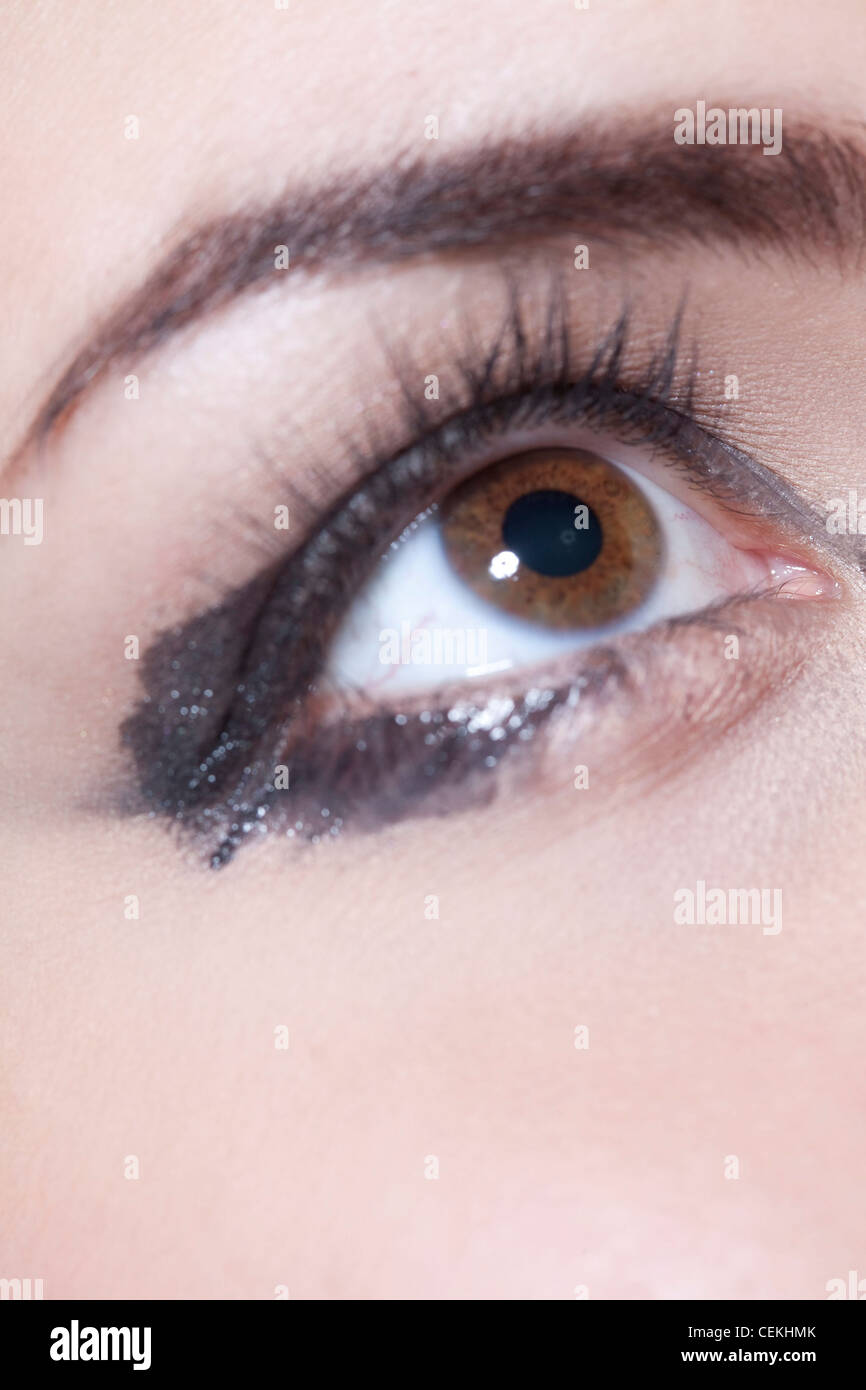 Faire étape par étape, avant et après la fermeture de l'image de l'œil chez les femmes, le port d'eyeliner noir gras, maculé de l'ombre à paupières noir et Banque D'Images
