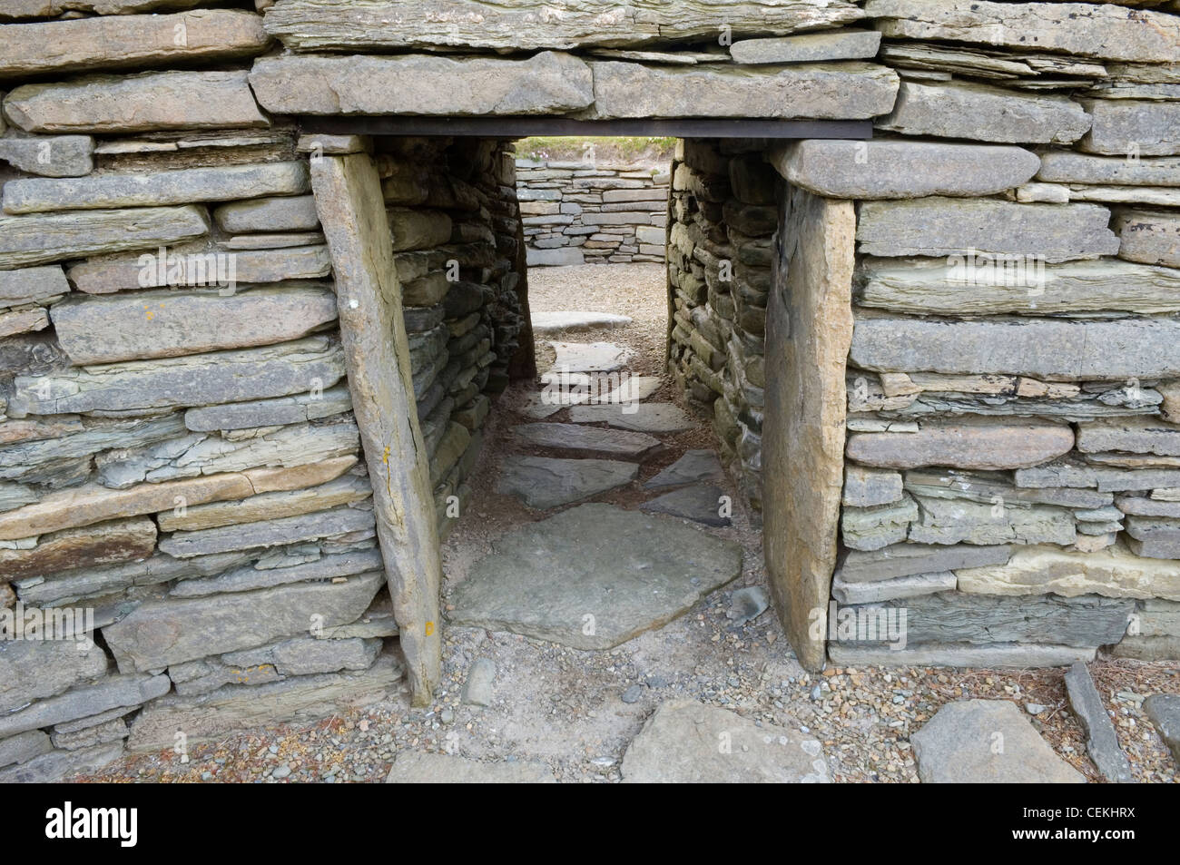 De l'intérieur de Knap Howar, une ferme néolithique préservée sur l'île de Papa Westray, Orkney Islands, en Écosse. Banque D'Images