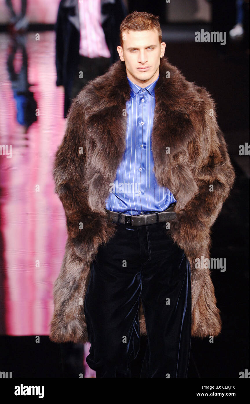 Giorgio Armani Milan de vêtements d'un homme portant une blonde W longueur  de cuisse de longs cheveux brun fourrure manteau de fourrure sur un bouton  vers le bas de soie bleue Photo