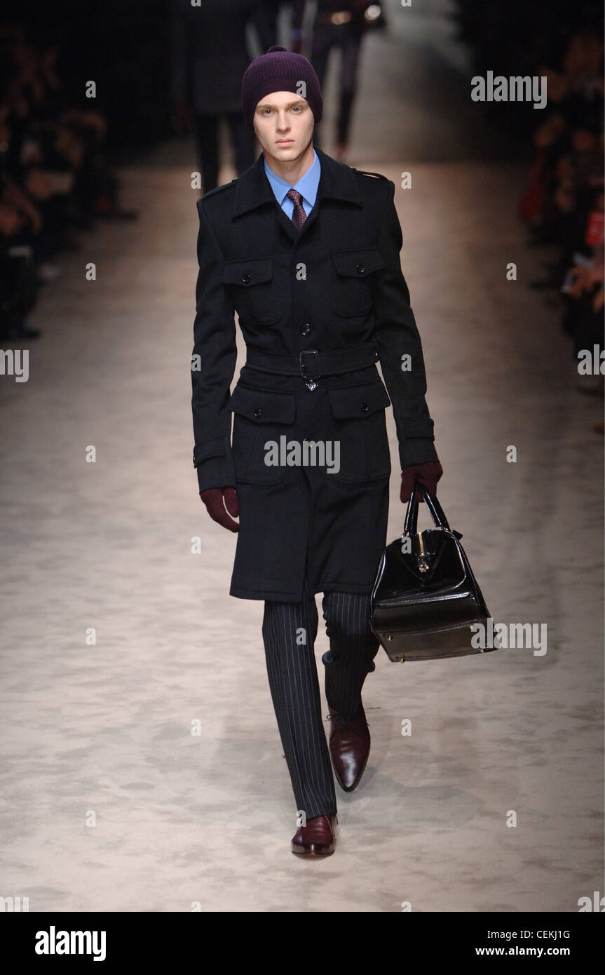Vêtements pour homme Burberry Milan UN W modèle masculin portant une  ceinture de laine noire seule breasted manteau militaire sur un button down  shirt bleu Photo Stock - Alamy