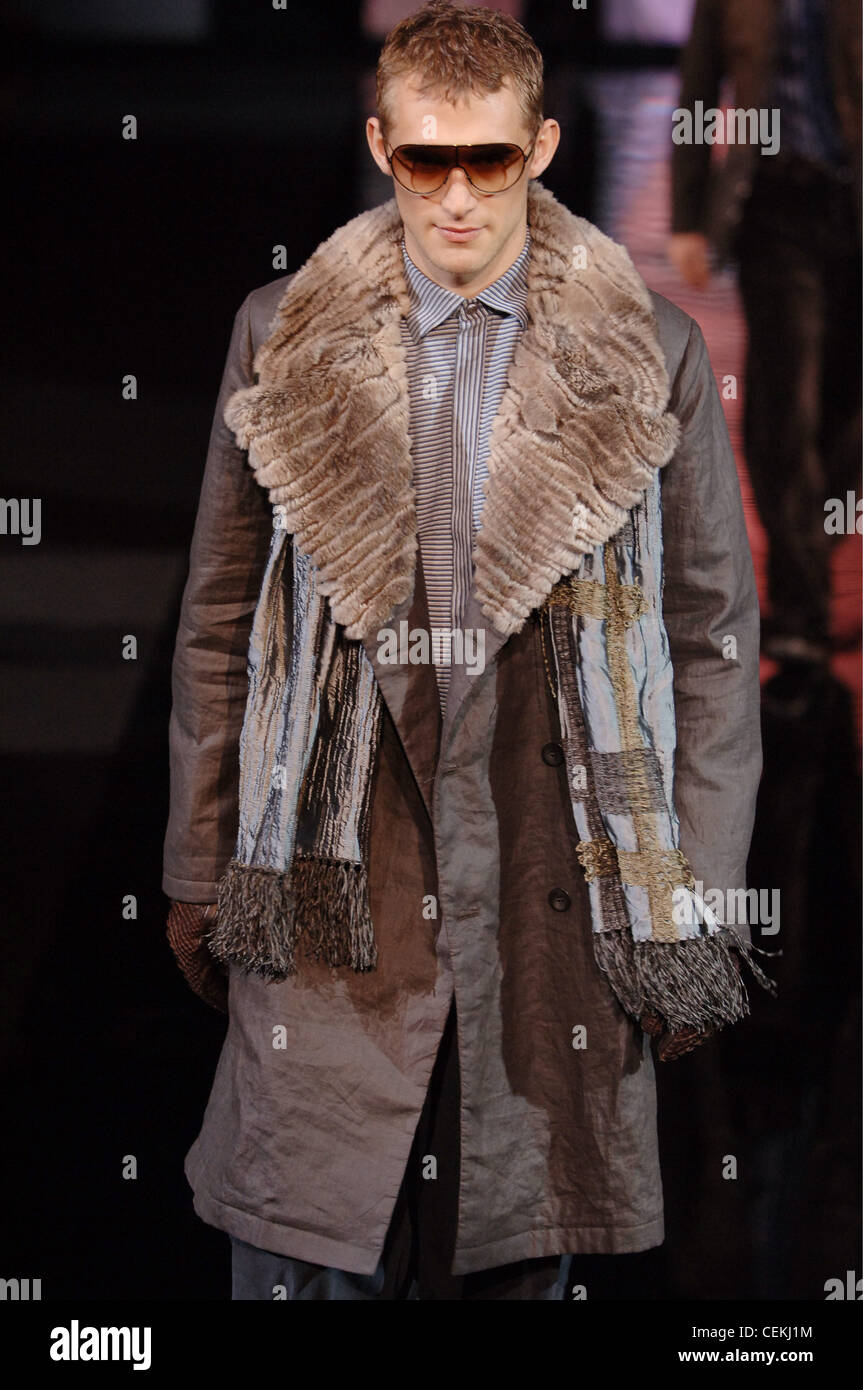 Giorgio Armani Milan de vêtements d'un homme blond W portant un manteau de  longueur genou taupe une fourrure marron col large portée par-dessus un  Photo Stock - Alamy