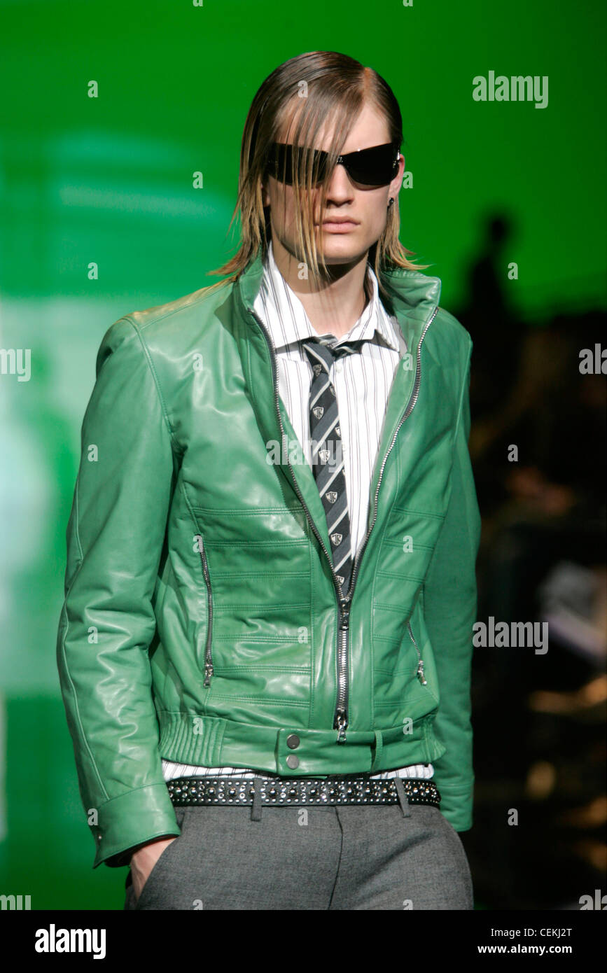 John Richmond Milan de vêtements d'un homme blond avec des cheveux longs  portant un blouson de moto en cuir vert sur fond blanc rayures grises Photo  Stock - Alamy