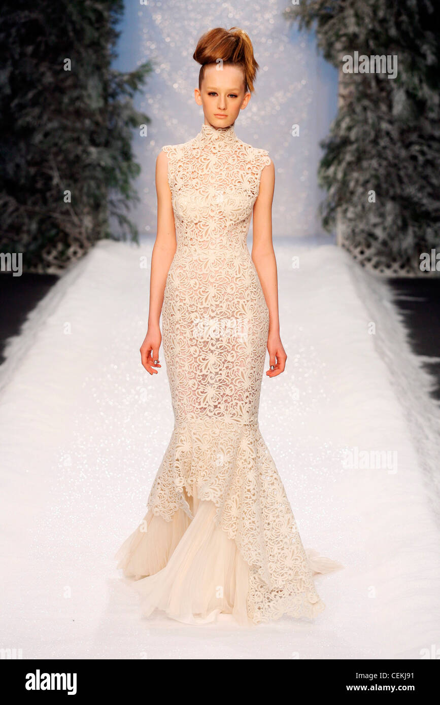 Ashley Isham Londres Pret a Porter Automne Hiver Model wearing robe dentelle creme oeuvre ouverte col montant sans manches equipe Photo Stock Alamy